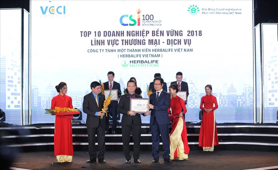 Ông Phạm Tường Huy - Tổng Giám đốc Herbalife Việt Nam nhận giải thưởng Top 10 Doanh nghiệp bền vững 2018 lĩnh vực thương mại - dịch vụ. Ông Phạm Tường Huy - Tổng Giám đốc Herbalife Việt Nam nhận giải thưởng Top 10 Doanh nghiệp bền vững 2018 lĩnh vực thương mại - dịch vụ.