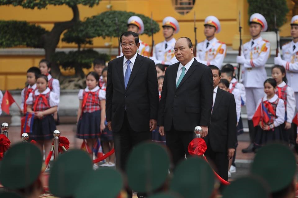 Thủ tướng Nguyễn Xu&acirc;n Ph&uacute;c v&agrave; Thủ tướng Campuchia Samdech Techo Hun Sen. Ảnh: Sơn T&ugrave;ng. 