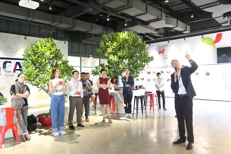 Đoàn phóng viên quốc tế thăm quan Trung tâm Thông tin NESCAFÉ vừa được đưa vào hoạt động tại nhà máy Nestlé Trị An, tỉnh Đồng Nai. Đoàn phóng viên quốc tế thăm quan Trung tâm Thông tin NESCAFÉ vừa được đưa vào hoạt động tại nhà máy Nestlé Trị An, tỉnh Đồng Nai.