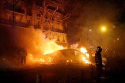 Ảnh ấn tượng trong tuần: Paris tan hoang sau vụ bạo loạn nghiêm trọng