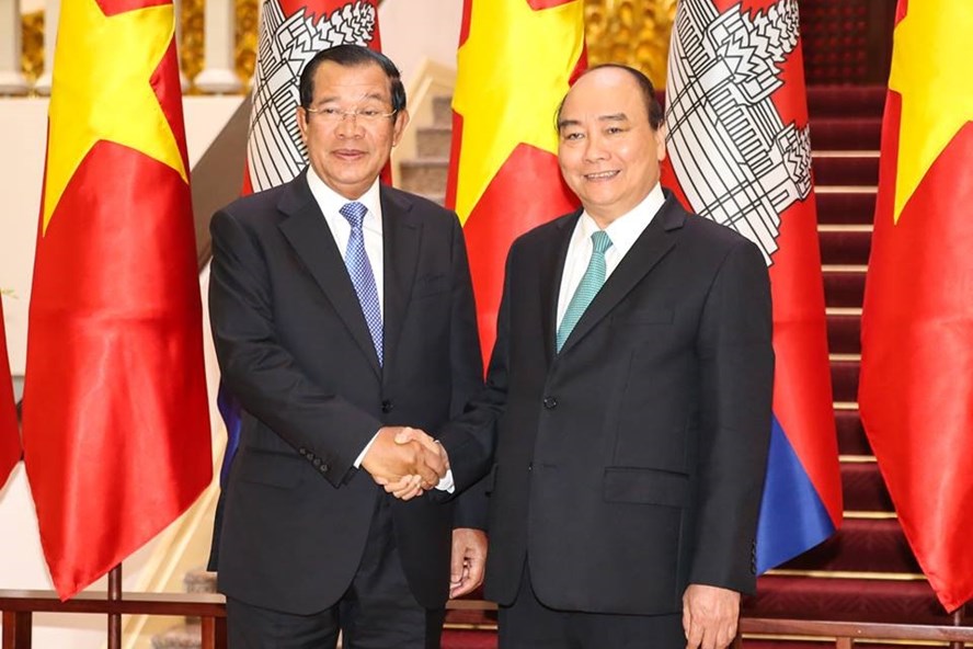 Thủ tướng Nguyễn Xuân Phúc và Thủ tướng Campuchia Samdech Techo Hun Sen. Ảnh: Sơn Tùng. 