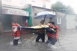 Người dân Đà Nẵng kêu cứu do nhà ngập, học sinh được nghỉ học ngày mai