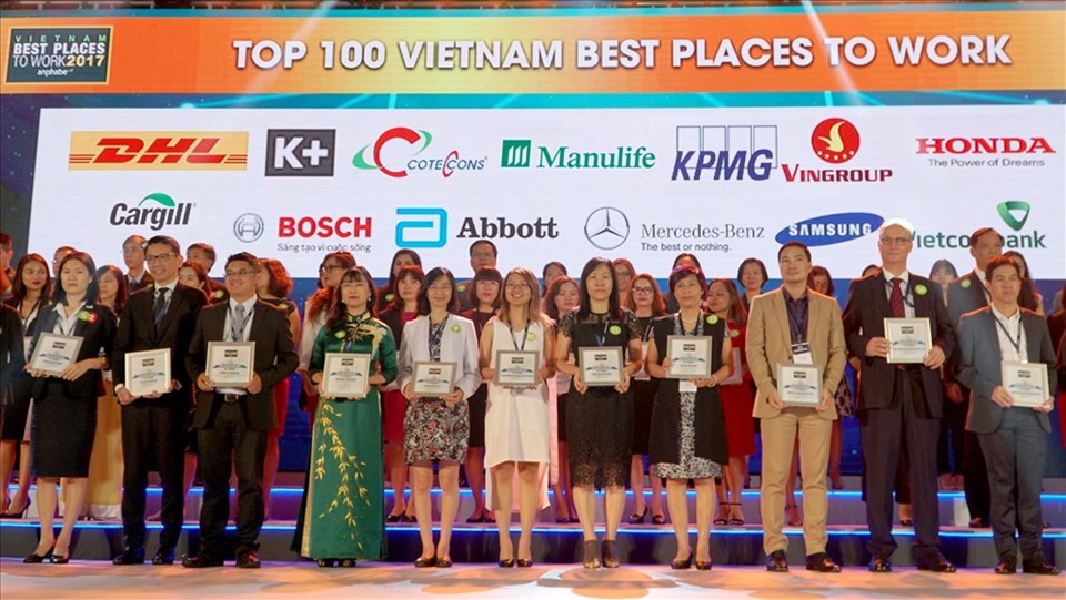 Đại diện Manulife nhận danh hiệu “Nơi làm việc tốt nhất ngành bảo hiểm 2017” tại Hội nghị Nơi Làm Việc Tốt Nhất Việt Nam 2018. Đại diện Manulife nhận danh hiệu “Nơi làm việc tốt nhất ngành bảo hiểm 2017” tại Hội nghị Nơi Làm Việc Tốt Nhất Việt Nam 2018.