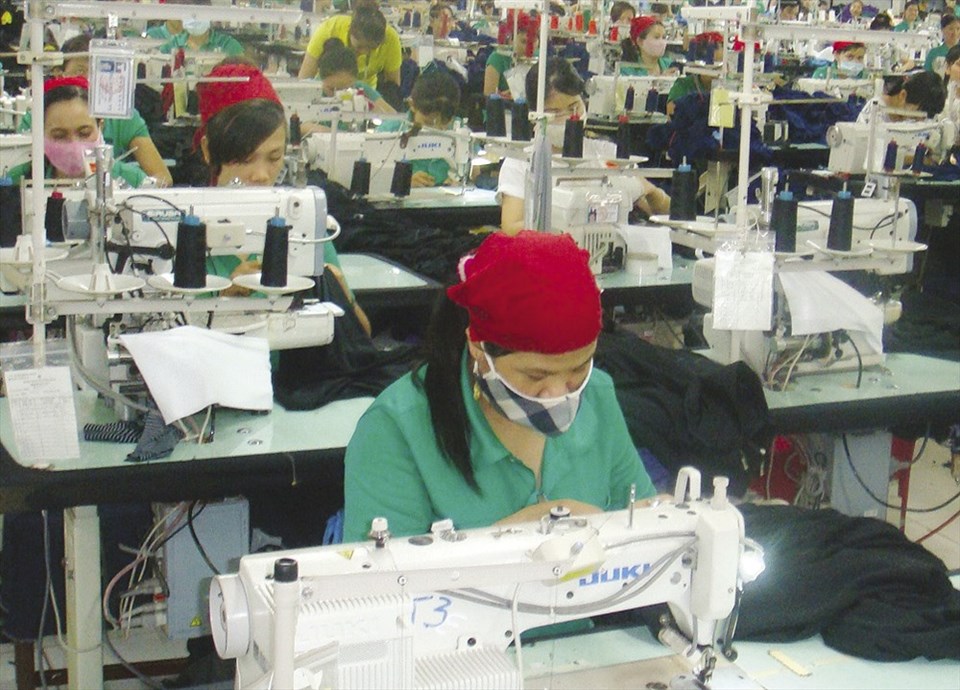 NSDLĐ và NLĐ nên ký HĐLĐ để có cơ sở bảo vệ quyền lợi khi có tranh chấp xảy ra. Ảnh: Nam Dương NSDLĐ và NLĐ nên ký HĐLĐ để có cơ sở bảo vệ quyền lợi khi có tranh chấp xảy ra. Ảnh: Nam Dương