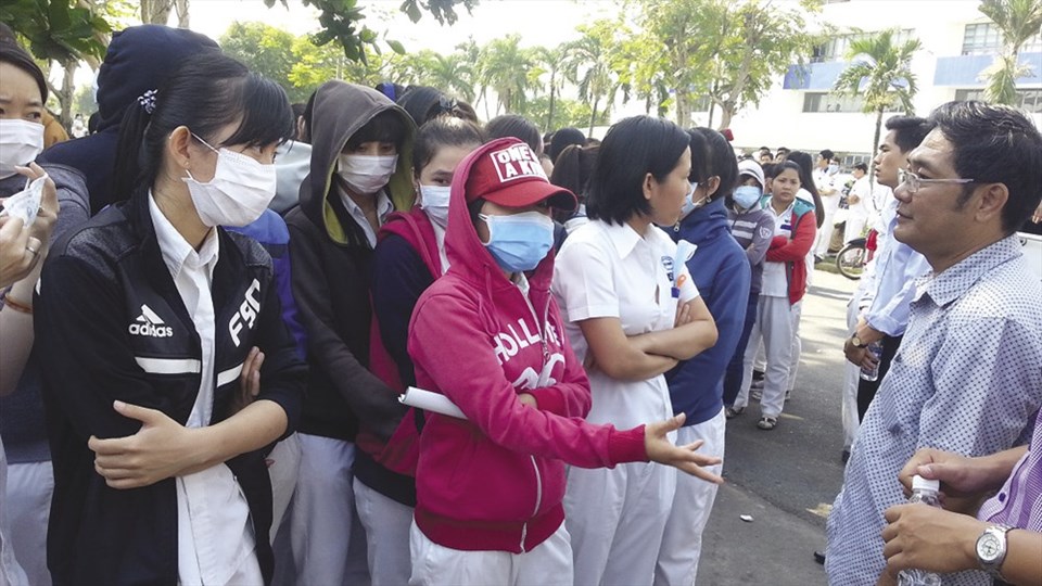 Cán bộ công đoàn lắng nghe kiến nghị của công nhân trong một vụ tranh chấp lao động tập thể - Ảnh: L.T Cán bộ công đoàn lắng nghe kiến nghị của công nhân trong một vụ tranh chấp lao động tập thể - Ảnh: L.T