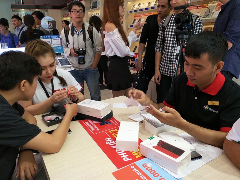 Khách đặt hàng trước nhận máy tại FPT Shop (ảnh:PK). Khách đặt hàng trước nhận máy tại FPT Shop (ảnh:PK).