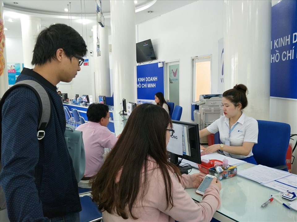 Điểm giao dịch của VinaPhone mở cửa tới 21h hàng ngày để hỗ trợ khách hàng hoàn thiện thông tin thuê bao (ảnh:PK). Điểm giao dịch của VinaPhone mở cửa tới 21h hàng ngày để hỗ trợ khách hàng hoàn thiện thông tin thuê bao (ảnh:PK).