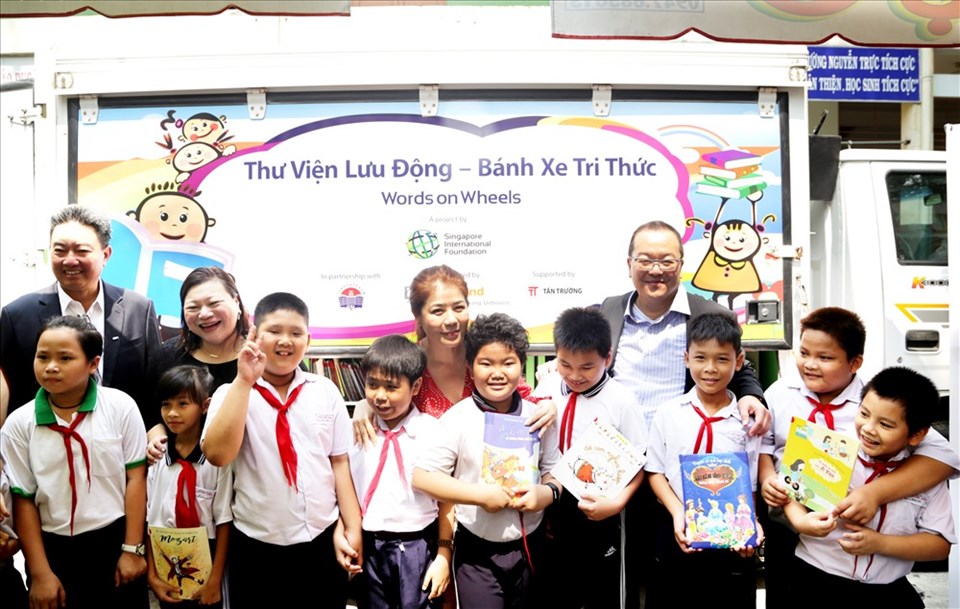 Các đại biểu chụp hình cùng các em thiếu nhi bên Thư viện số di động. Các đại biểu chụp hình cùng các em thiếu nhi bên Thư viện số di động.