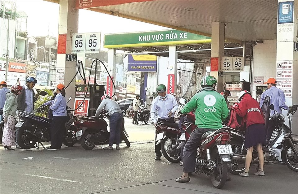Bố trí các trụ xăng sinh học E5 tại nhiều trạm xăng vẫn chưa tạo thuận lợi cho người tiêu dùng tiếp cận - Ảnh: M.Q Bố trí các trụ xăng sinh học E5 tại nhiều trạm xăng vẫn chưa tạo thuận lợi cho người tiêu dùng tiếp cận - Ảnh: M.Q
