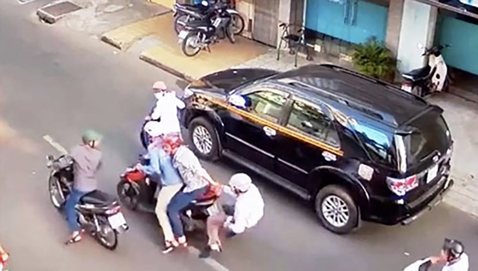Các băng cướp thường đi thành đội hình nên việc truy đuổi rất khó khăn và gây nguy hiểm cho nạn nhân. Các băng cướp thường đi thành đội hình nên việc truy đuổi rất khó khăn và gây nguy hiểm cho nạn nhân.