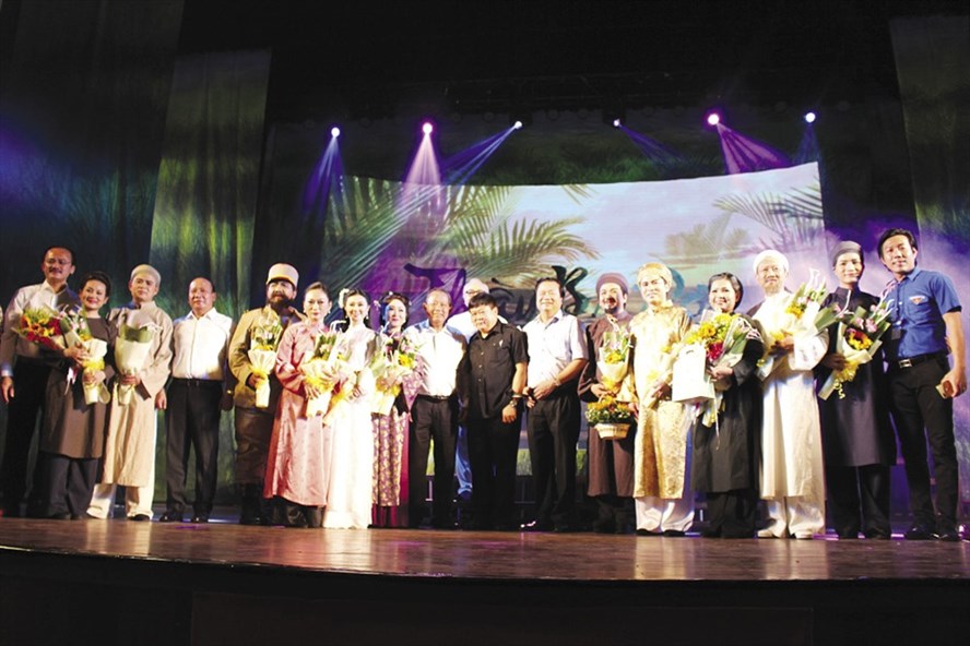 Phó Thủ tướng Trương Hòa Bình (thứ 9 từ trái qua) chúc mừng các nghệ sĩ trong đêm công diễn vở "Thầy Ba Đợi".