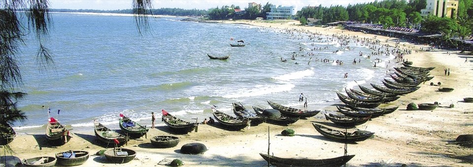 Bãi tắm Cửa Tùng không còn đông du khách như thời hoàng kim. Ảnh: Minh Hoàng Bãi tắm Cửa Tùng không còn đông du khách như thời hoàng kim. Ảnh: Minh Hoàng