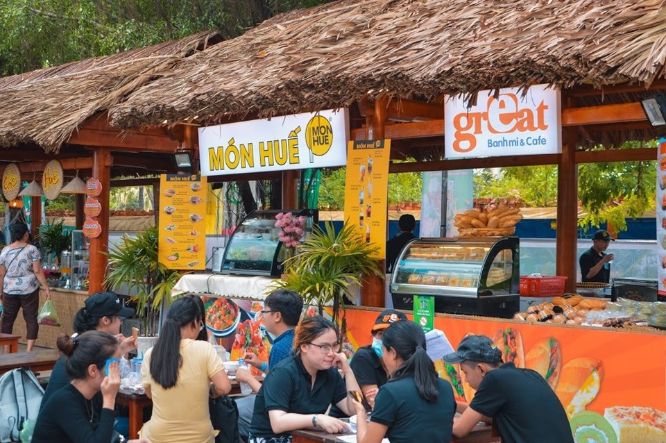 Thực khách thưởng thức nhiều món ăn ngon Thực khách thưởng thức nhiều món ăn ngon