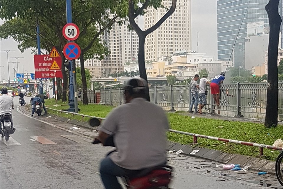 Cảnh báo nguy cơ mất an toàn khi để trẻ em vui chơi dọc bờ sông, kênh rạch Cảnh báo nguy cơ mất an toàn khi để trẻ em vui chơi dọc bờ sông, kênh rạch