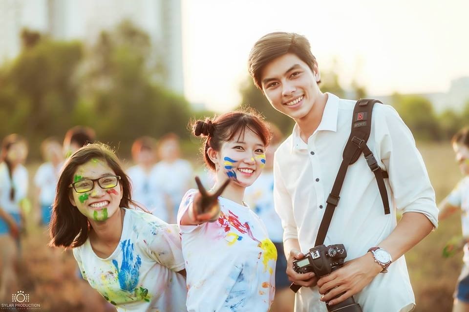 Bạch Dương cùng các bạn học sinh trong quá trình chụp kỷ yếu Ảnh:FBNV Bạch Dương cùng các bạn học sinh trong quá trình chụp kỷ yếu Ảnh:FBNV