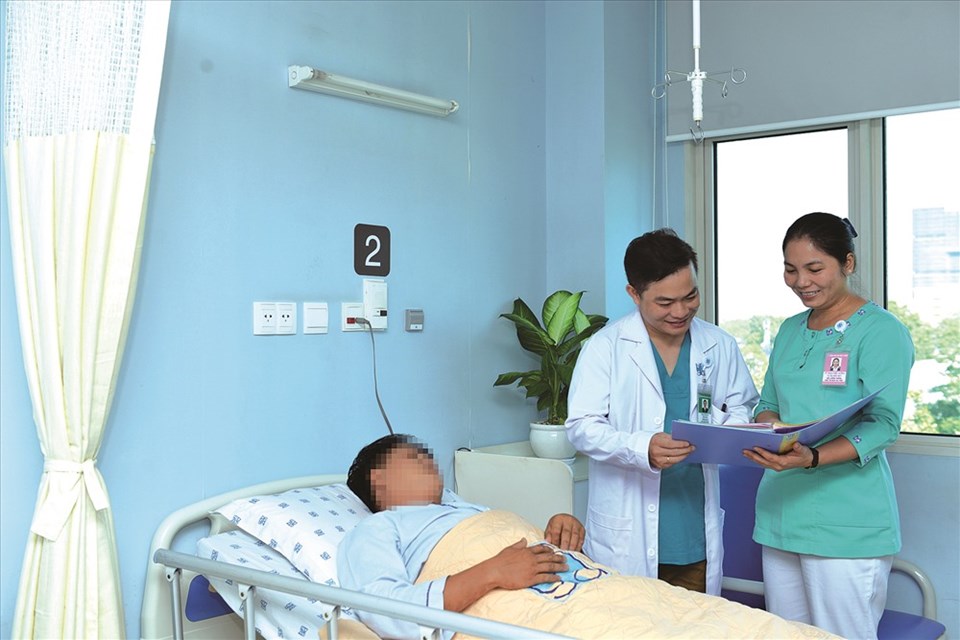 Bác sĩ đang thăm khám cho một bệnh nhân bị nhồi máu cơ tim. Bác sĩ đang thăm khám cho một bệnh nhân bị nhồi máu cơ tim.