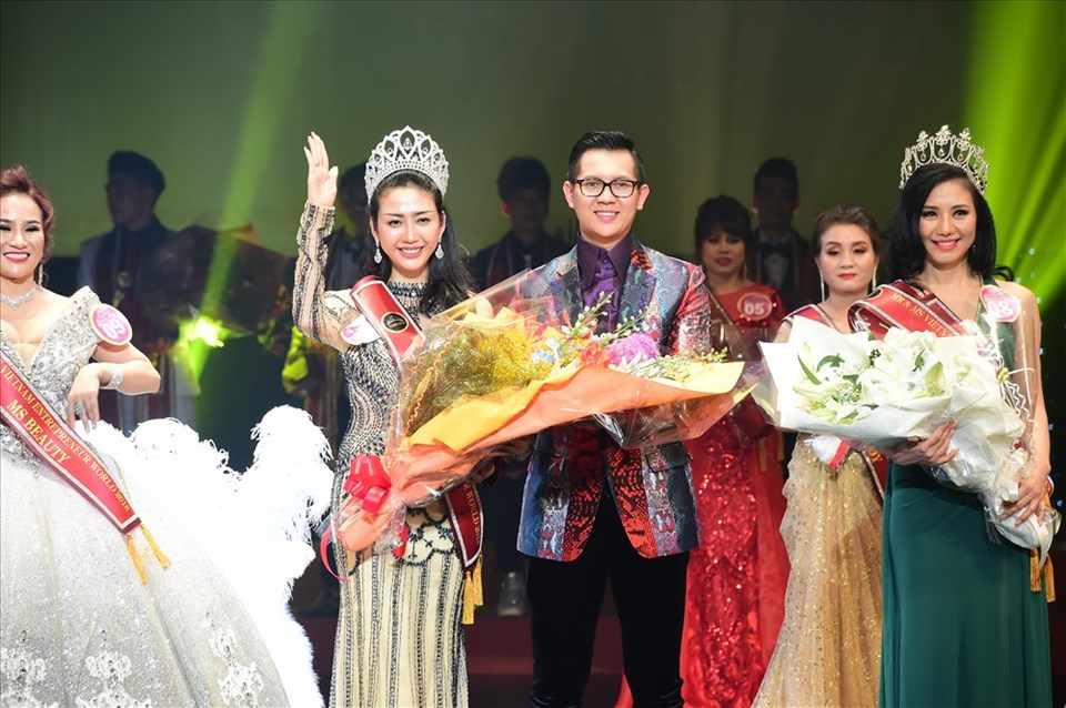 Nhật Phượng nhận vương miện hoa hậu. Ảnh: L.V.P.H Nhật Phượng nhận vương miện hoa hậu. Ảnh: L.V.P.H
