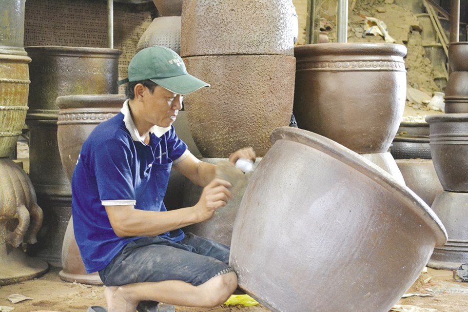 Những người thợ gốm gắn bó với nghề tại Biên Hòa ngày càng ít. Những người thợ gốm gắn bó với nghề tại Biên Hòa ngày càng ít.