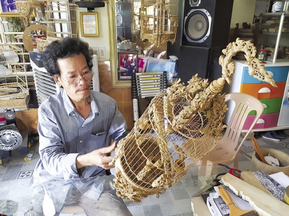 Ông Đoàn Minh Căn với chiếc lồng chim sắp hoàn thiện của mình. Ảnh: NĐT Ông Đoàn Minh Căn với chiếc lồng chim sắp hoàn thiện của mình. Ảnh: NĐT