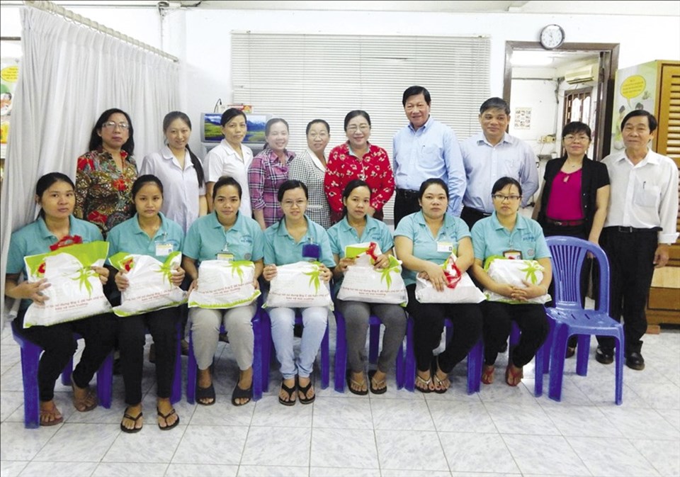 Ban Nữ công (LĐLĐ TPHCM) tặng quà cho nữ CN Cty Huê Phong (quận Gò Vấp) tham gia vắt trữ sữa tại cabin. Ban Nữ công (LĐLĐ TPHCM) tặng quà cho nữ CN Cty Huê Phong (quận Gò Vấp) tham gia vắt trữ sữa tại cabin.