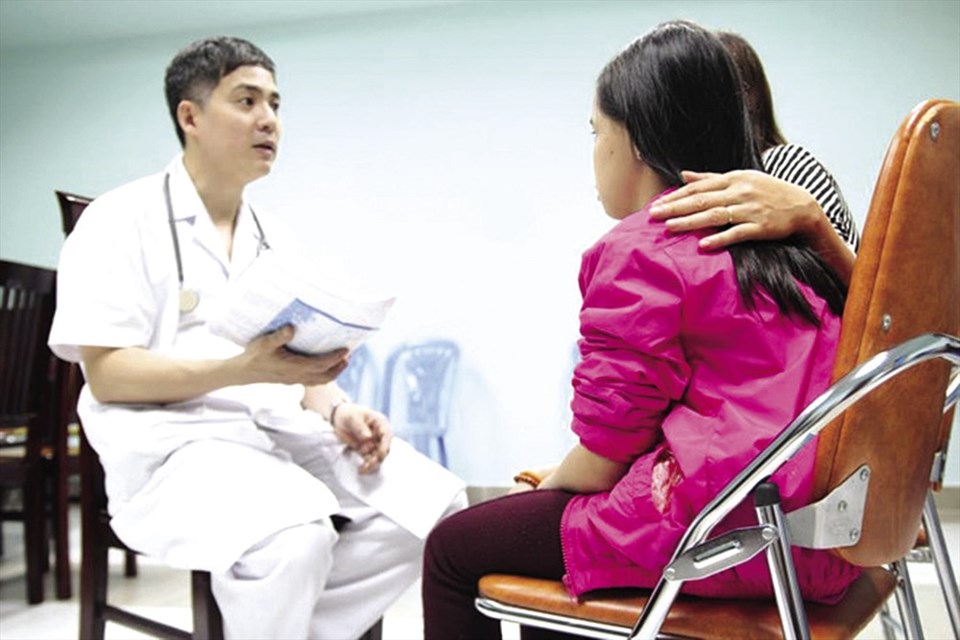 Bác sĩ tư vấn bé gái bước vào tuổi dậy thì. Bác sĩ tư vấn bé gái bước vào tuổi dậy thì.