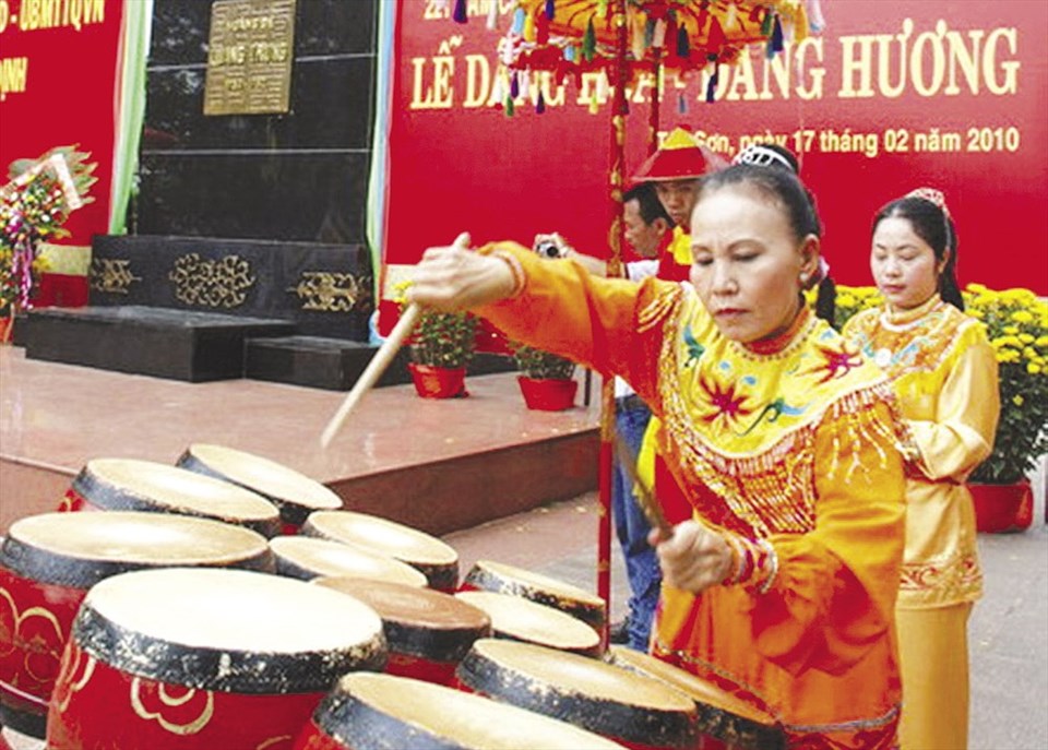 Nghệ nhân ưu tú Nguyễn Thị Thuận biểu diễn trống trận Tây Sơn. Nghệ nhân ưu tú Nguyễn Thị Thuận biểu diễn trống trận Tây Sơn.