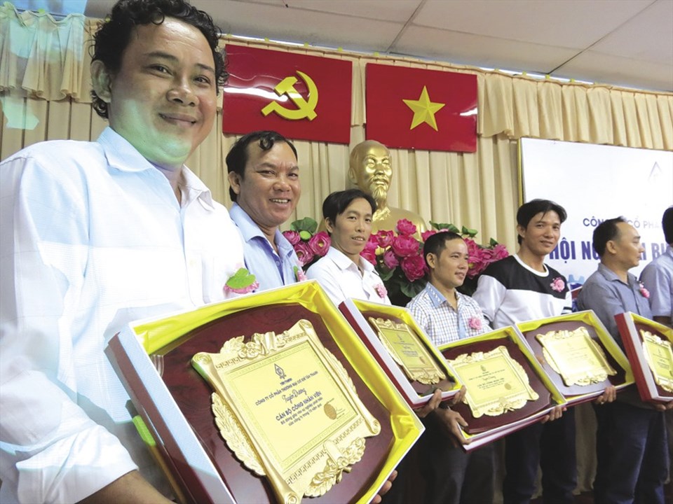 NLĐ nhận phần thưởng vàng ở Cty CP Cơ khí Thương mại Tân Thanh - Ảnh: L.T NLĐ nhận phần thưởng vàng ở Cty CP Cơ khí Thương mại Tân Thanh - Ảnh: L.T