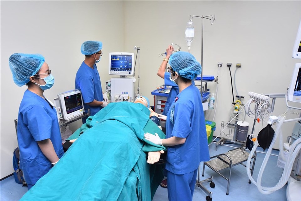Các bác sĩ thực hành mô phỏng tại Phòng huấn luyện mô phỏng Gây mê Hồi sức thứ 2 ở Việt Nam Các bác sĩ thực hành mô phỏng tại Phòng huấn luyện mô phỏng Gây mê Hồi sức thứ 2 ở Việt Nam