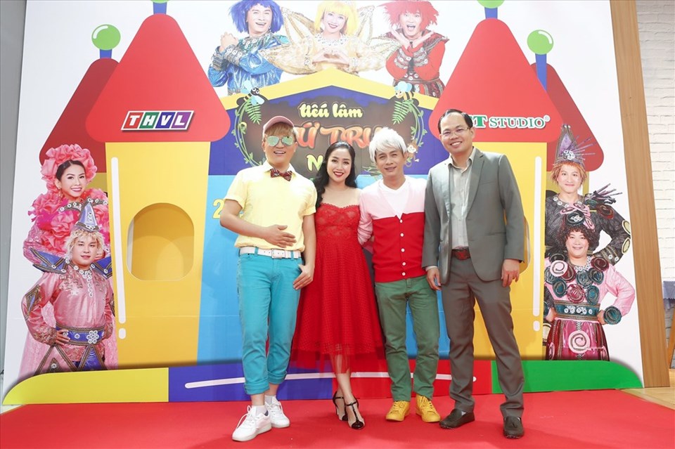 Bộ ba giám khảo và nhà sản xuất Bộ ba giám khảo và nhà sản xuất