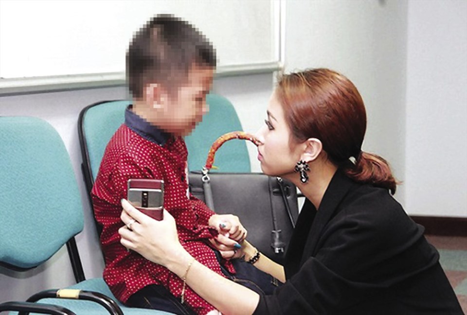MC Vân Hugo và hành trình vất vả chữa trị bệnh tâm lý cho con trai. MC Vân Hugo và hành trình vất vả chữa trị bệnh tâm lý cho con trai.