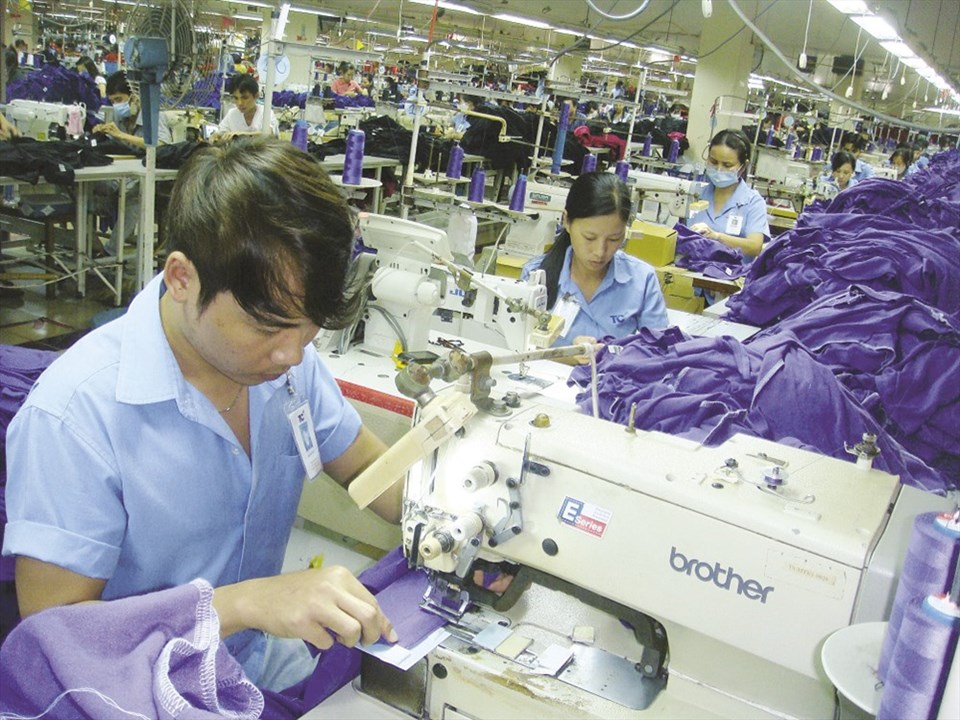 NLĐ có HĐLĐ không xác định thời hạn, khi nghỉ việc phải báo trước cho công ty 45 ngày mới đúng luật. Ảnh: Nam Dương NLĐ có HĐLĐ không xác định thời hạn, khi nghỉ việc phải báo trước cho công ty 45 ngày mới đúng luật. Ảnh: Nam Dương