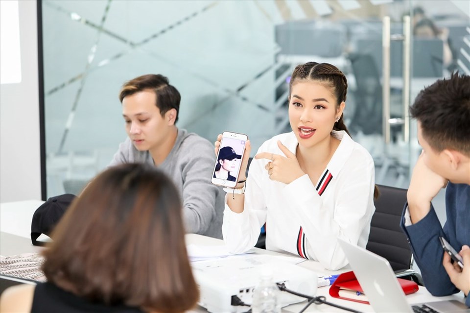 Phạm Hương năng động trong vai trò nhà thiết kế Phạm Hương năng động trong vai trò nhà thiết kế
