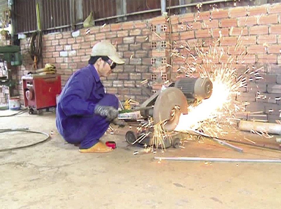 Anh Đỗ Tân Dụng, ngụ ấp 12, xã Xuân Tây, Cẩm Mỹ mở xưởng cơ khí, gầy đàn heo đã chuộc lại được mảnh vườn 4.000m2 gia sản để lại. Anh Đỗ Tân Dụng, ngụ ấp 12, xã Xuân Tây, Cẩm Mỹ mở xưởng cơ khí, gầy đàn heo đã chuộc lại được mảnh vườn 4.000m2 gia sản để lại.