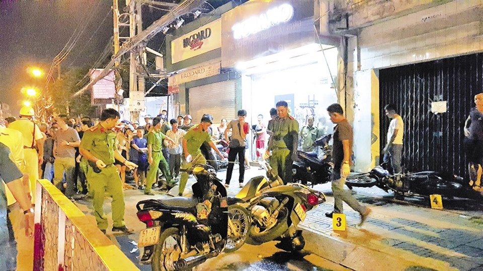Hiện trường vụ 2 tên trộm cướp đâm chết 2 "hiệp sĩ" và làm bị thương 3 "hiệp sĩ" khác vào đêm 13.5. Ảnh: Ngô Cường Hiện trường vụ 2 tên trộm cướp đâm chết 2 "hiệp sĩ" và làm bị thương 3 "hiệp sĩ" khác vào đêm 13.5. Ảnh: Ngô Cường