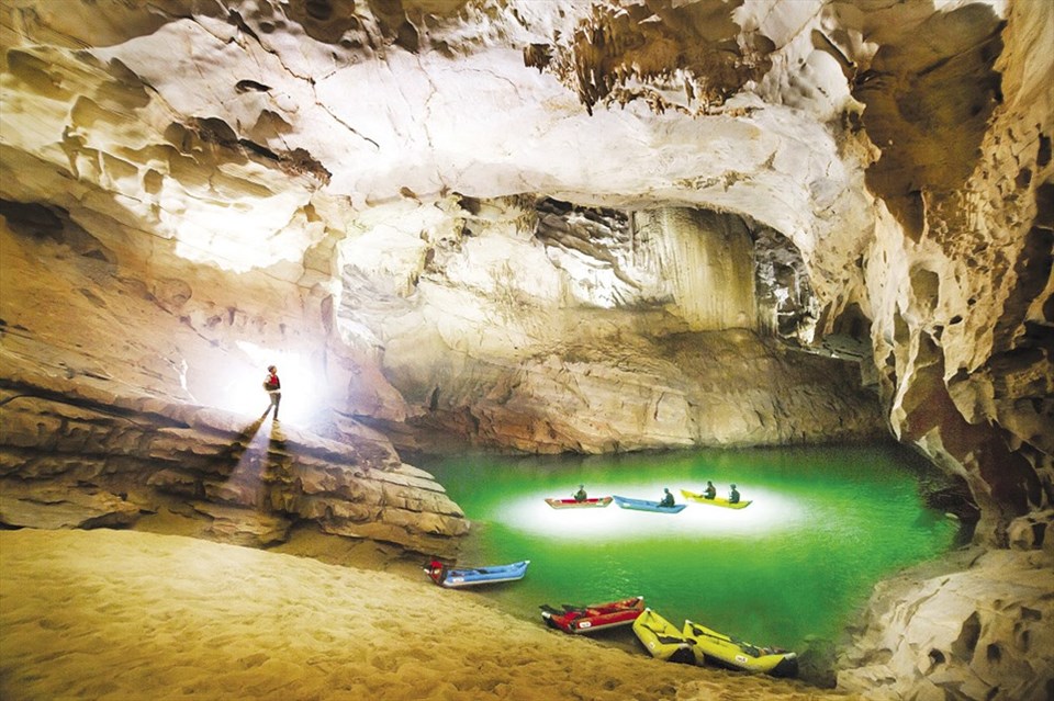 Khám phá mạo hiểm Xuyên Sơn Hồ 4.5km tại động Phong Nha – một loại hình du lịch gây ấn tượng với du khách. Khám phá mạo hiểm Xuyên Sơn Hồ 4.5km tại động Phong Nha – một loại hình du lịch gây ấn tượng với du khách.