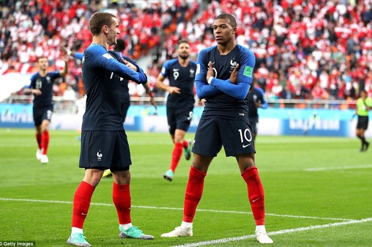 Mbappe ăn mừng giống với Vũ Văn Thanh của U23 Việt Nam. Ảnh: Dailymail