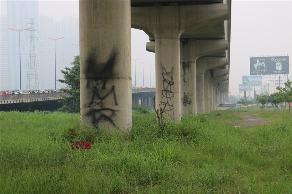 Những vết sơn đen xuất hiện trên trụ Metro làm xuống dốc mĩ quan công trình Những vết sơn đen xuất hiện trên trụ Metro làm xuống dốc mĩ quan công trình