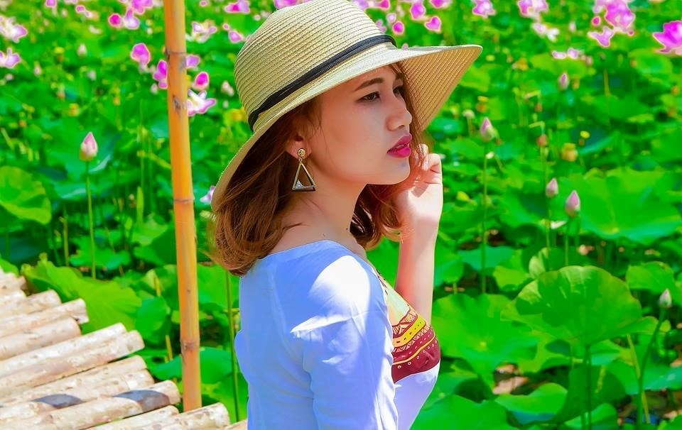 Vẻ đẹp mộng mị của cô thiếu nữ bên đầm sen (Nguồn: Báo Anh Ty) Vẻ đẹp mộng mị của cô thiếu nữ bên đầm sen (Nguồn: Báo Anh Ty)