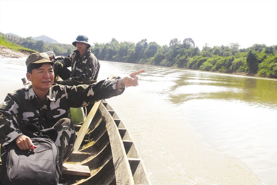 Ông Nguyễn Văn Diện - GĐ VQG Cát Tiên - chỉ cho chúng tôi một khu vực bị sạt lở trên sông Đồng Nai. Ông Nguyễn Văn Diện - GĐ VQG Cát Tiên - chỉ cho chúng tôi một khu vực bị sạt lở trên sông Đồng Nai.