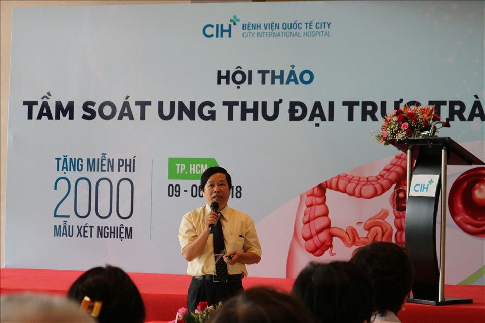 Ths. Bs. Nguyễn Phước Lâm cung cấp những thông tin về bệnh ung thư đại trực tràng trong hội thảo. Ths. Bs. Nguyễn Phước Lâm cung cấp những thông tin về bệnh ung thư đại trực tràng trong hội thảo.