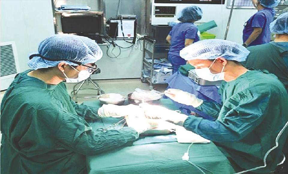 Các bác sĩ BV Chợ Rẫy thực hiện lấy, ghép tạng. Các bác sĩ BV Chợ Rẫy thực hiện lấy, ghép tạng.