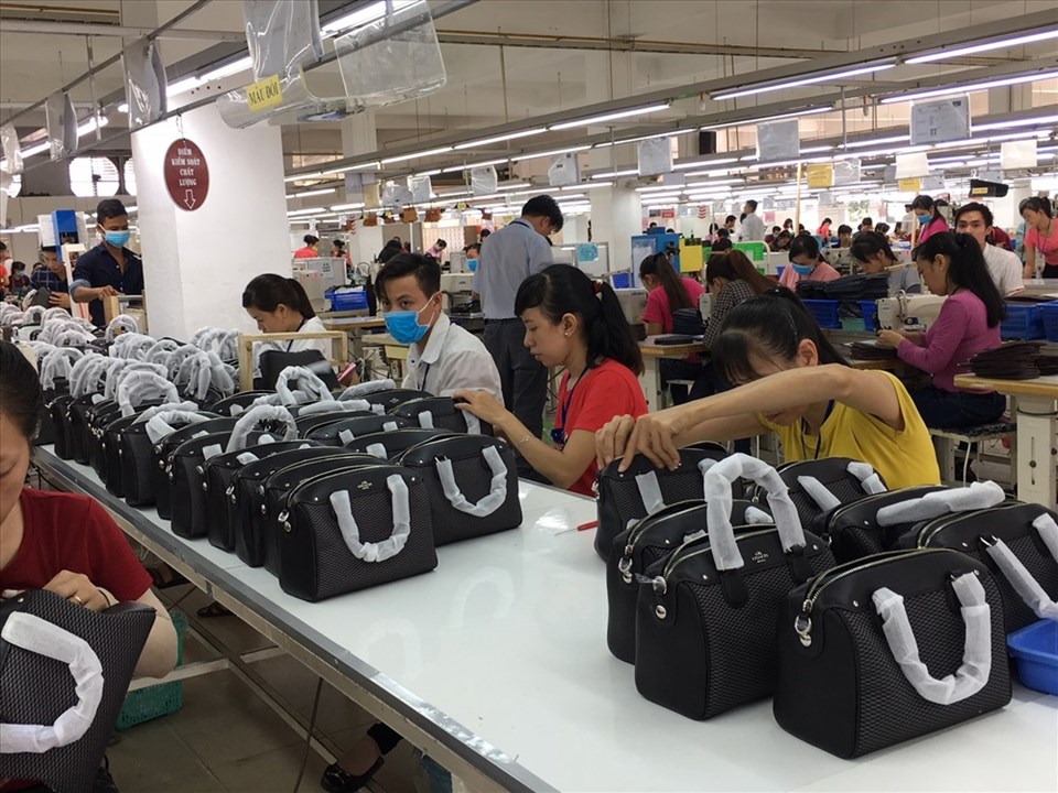 Sản xuất túi xách Coach tại Công ty TBS (Bình Dương). Ảnh: C.H Sản xuất túi xách Coach tại Công ty TBS (Bình Dương). Ảnh: C.H