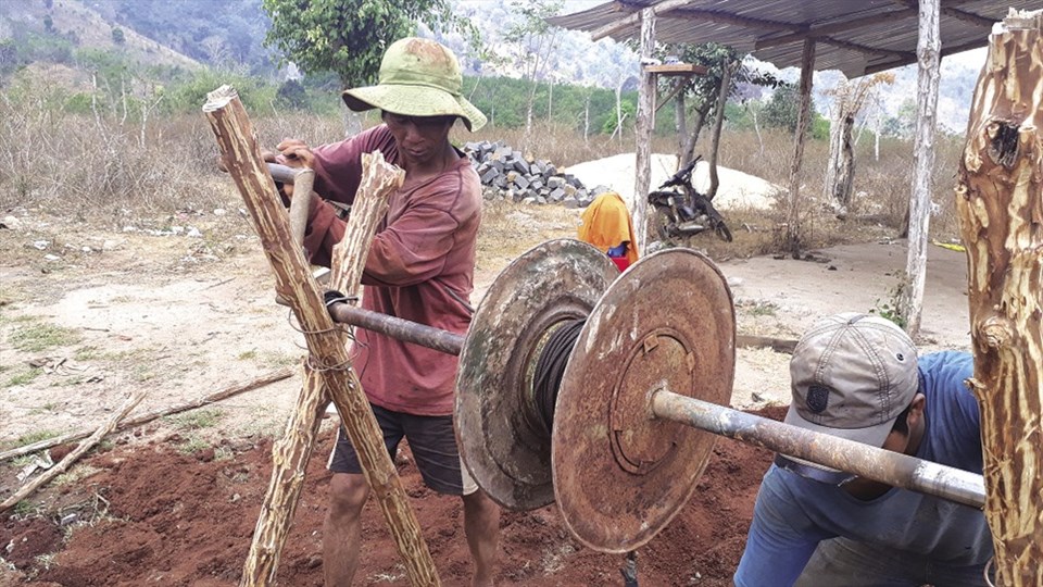Nghề đào giếng vất vả, đối diện với nhiều nguy hiểm nhưng vì mưu sinh, nhiều người vẫn chấp nhận theo đuổi. Nghề đào giếng vất vả, đối diện với nhiều nguy hiểm nhưng vì mưu sinh, nhiều người vẫn chấp nhận theo đuổi.