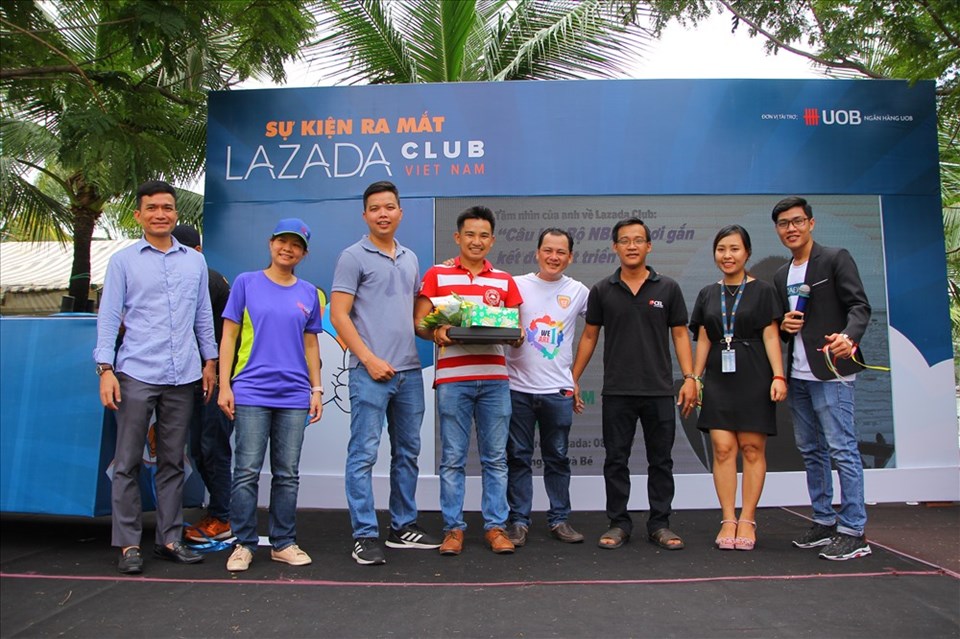 Các thành viên của CLB Nhà bán hàng Lazada. Các thành viên của CLB Nhà bán hàng Lazada.