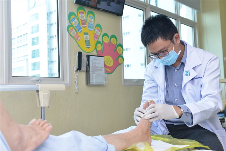 BS đang chăm sóc bàn chân cho người bệnh đái tháo đường BS đang chăm sóc bàn chân cho người bệnh đái tháo đường