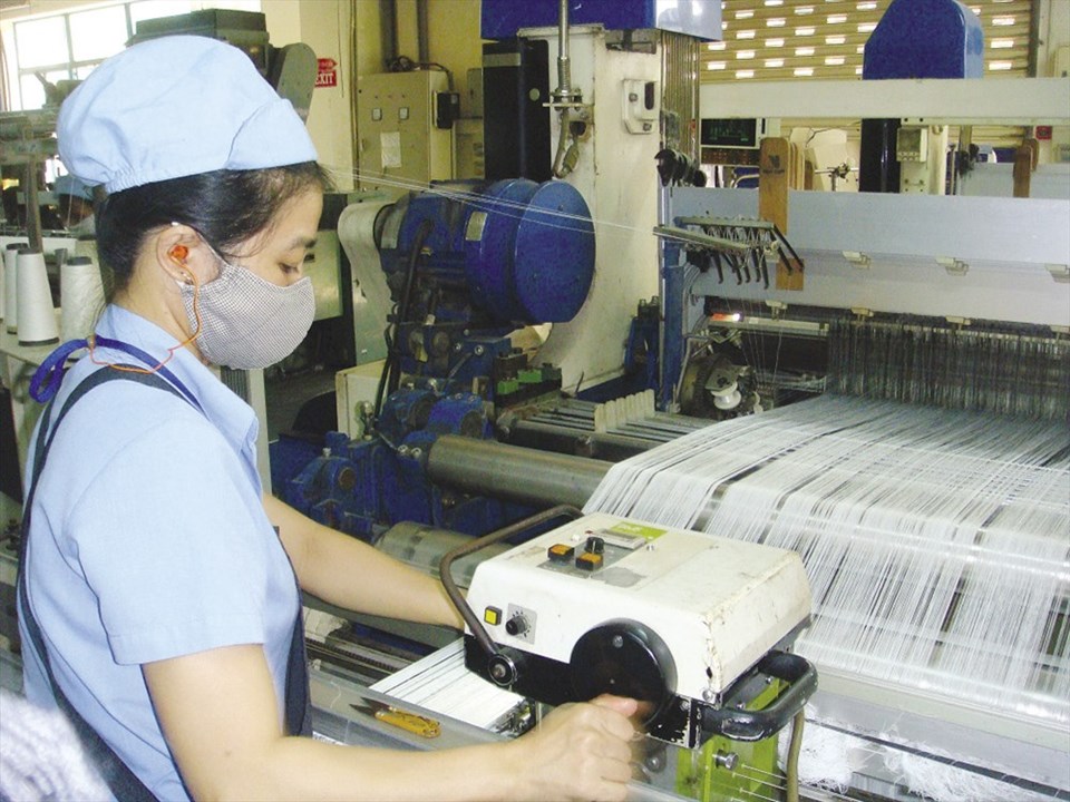 NLĐ nếu đủ điều kiện thì phải đóng BHXH, BHYT, BHTN cùng một lúc. Ảnh: NAM DƯƠNG NLĐ nếu đủ điều kiện thì phải đóng BHXH, BHYT, BHTN cùng một lúc. Ảnh: NAM DƯƠNG