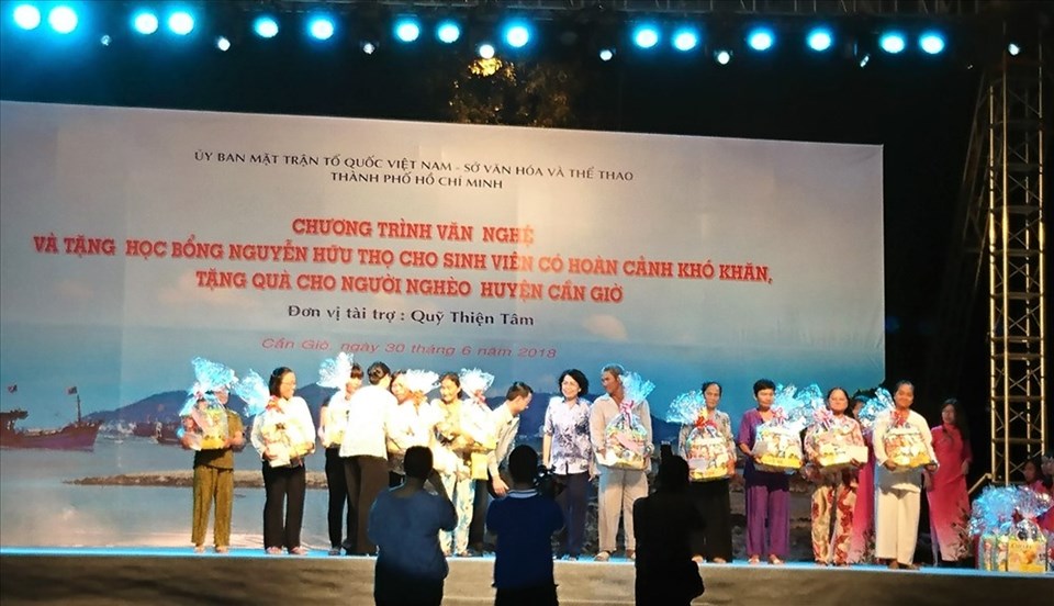 Tặng 300 suất học bổng và quà cho những hoàn cảnh khó khăn của huyện Cần Giờ Tặng 300 suất học bổng và quà cho những hoàn cảnh khó khăn của huyện Cần Giờ
