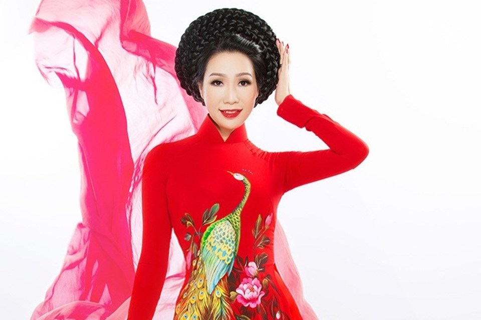 Á hậu Trịnh Kim Chi thách thức thời gian với hương sắc thanh thoát Á hậu Trịnh Kim Chi thách thức thời gian với hương sắc thanh thoát
