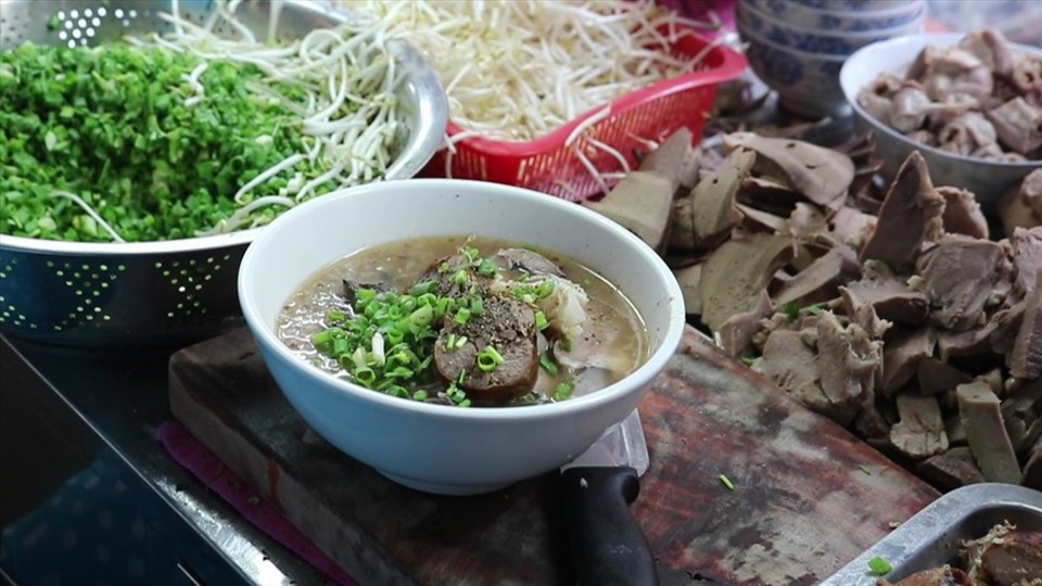 Món cháo lòng dân dã nhưng luôn được người Sài Gòn ưa chuộng Món cháo lòng dân dã nhưng luôn được người Sài Gòn ưa chuộng
