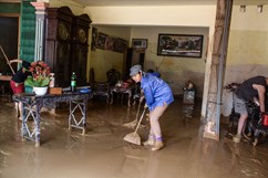 Lũ lên như thác ở Thanh Sơn, nhà dân ngập bùn, không điện không nước sạch